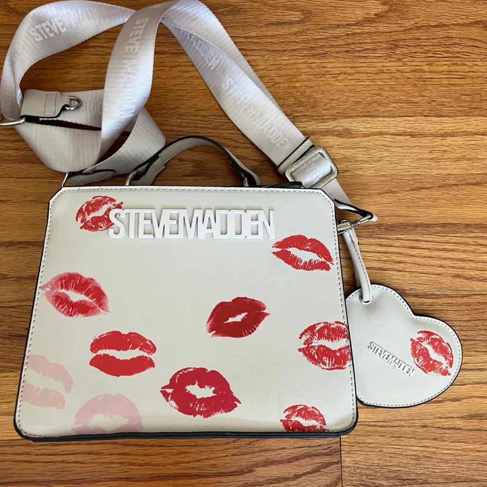 Steve Madden Bevelyn Crossbody Kiss Print Bag
